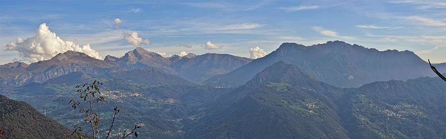 Dal sent. 595 in salita per il Foldone vista panoramica sulle cime Menna-Arera-Grem-Alben